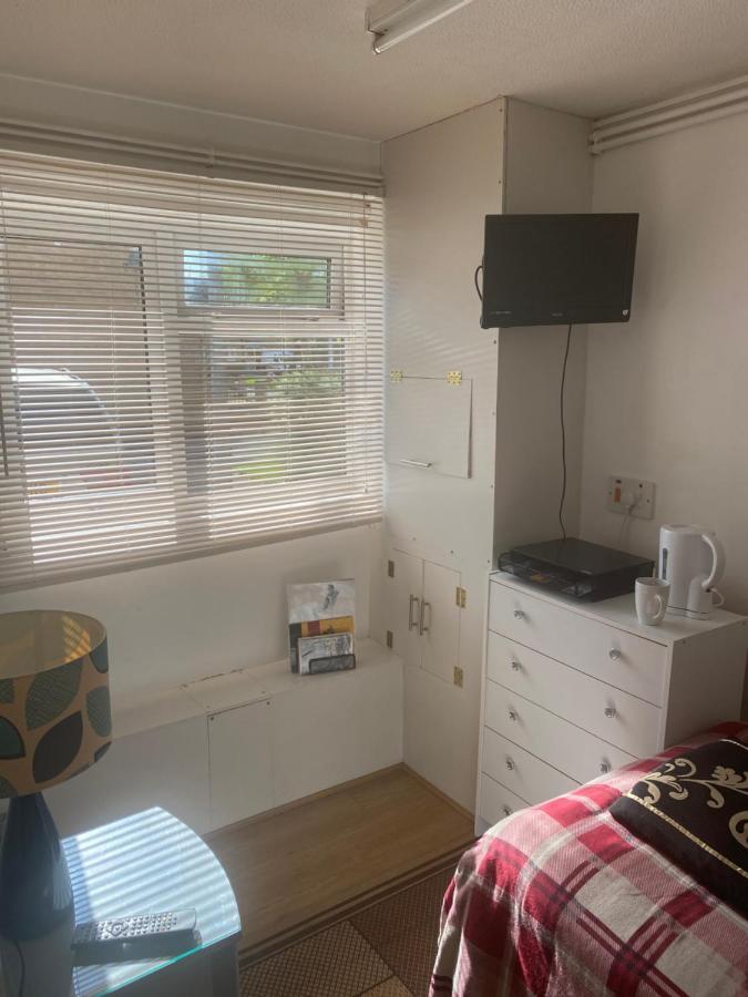 Travelling Stop Apartment Swindon Exterior photo