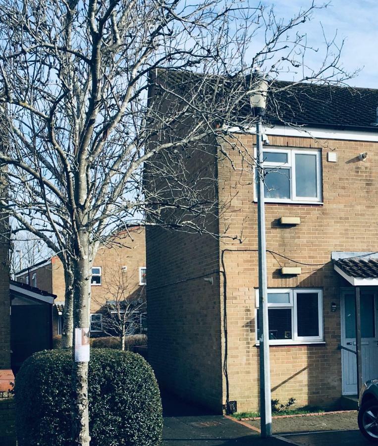 Travelling Stop Apartment Swindon Exterior photo